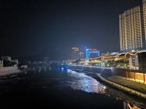 河边漫步风景