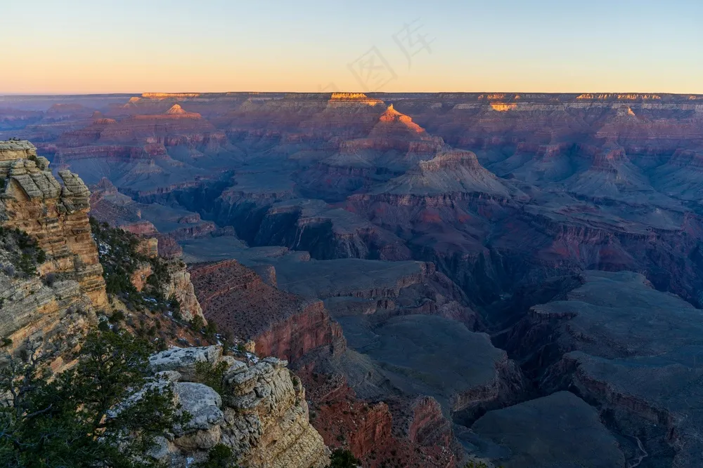 晨曦中的大峡谷：壮观的自然色彩