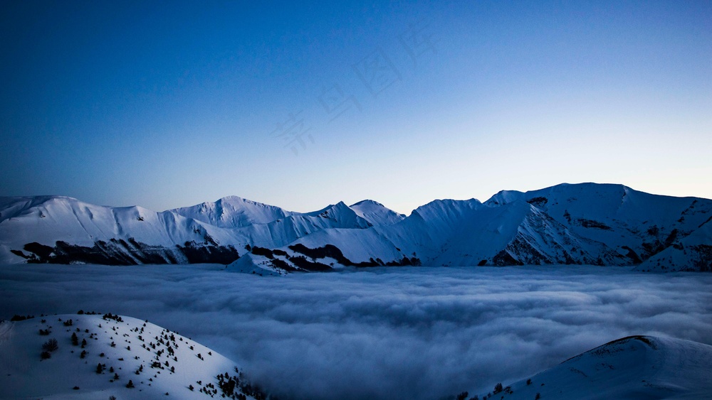 雪域云巅黄昏静谧风景画