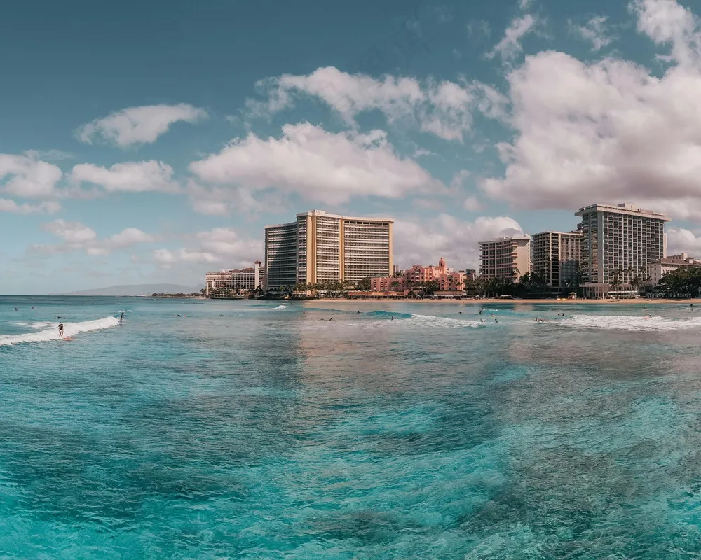 碧波荡漾的海滨度假村