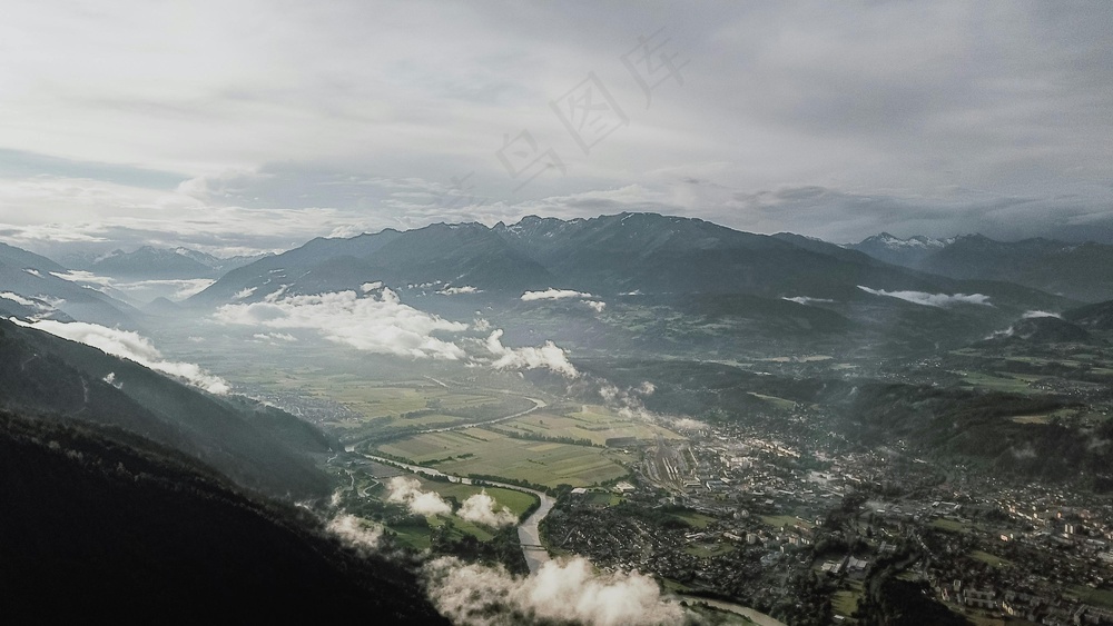 迷雾中的山川和村落