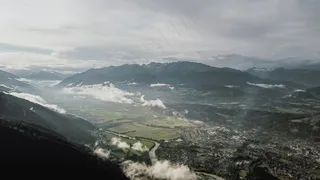 迷雾中的山川和村落