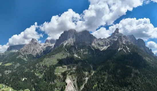 雄伟的雪山与翠绿的山谷 雄伟的雪山与翠绿的山谷