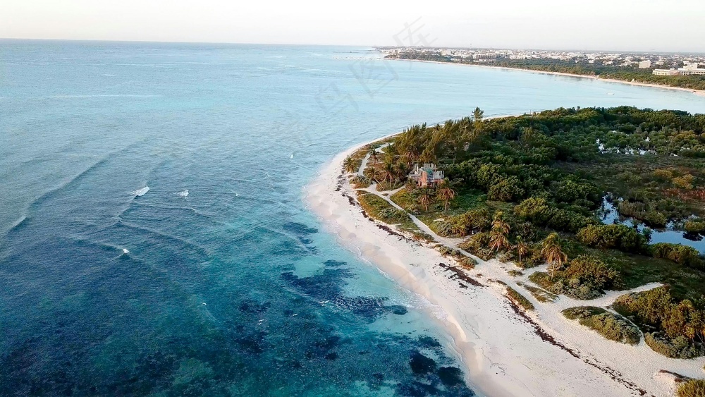 静谧海滨：航拍下的自然画卷