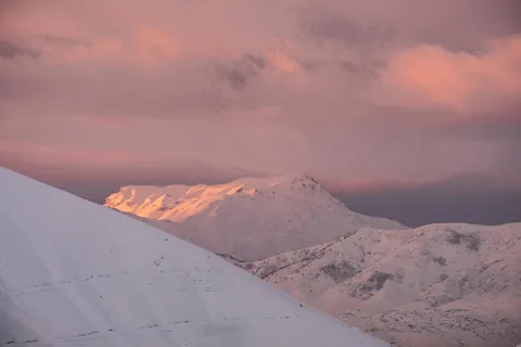 暮光下的雪山轮廓。