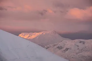 暮光下的雪山轮廓。