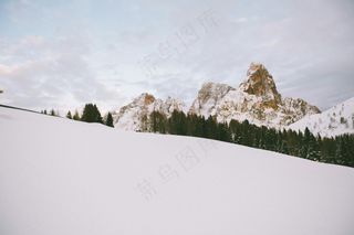雪覆的宁静村庄