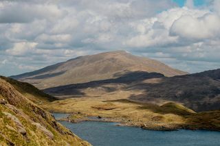 金色山谷中的静谧湖泊