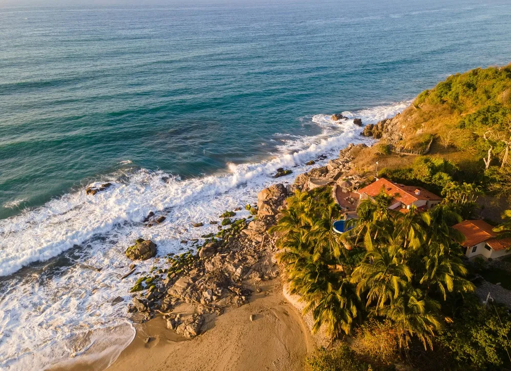 阳光照耀的海岸线和蔚蓝大海