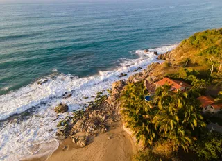 阳光照耀的海岸线和蔚蓝大海