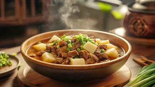 土豆牛肉牛腩美味美食摄影图