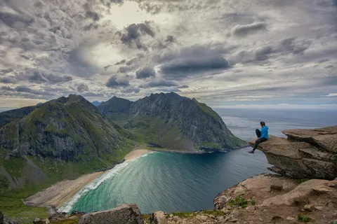 山峦之巅的宁静海湾