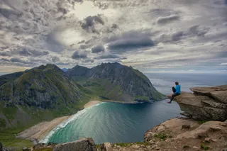 山峦之巅的宁静海湾