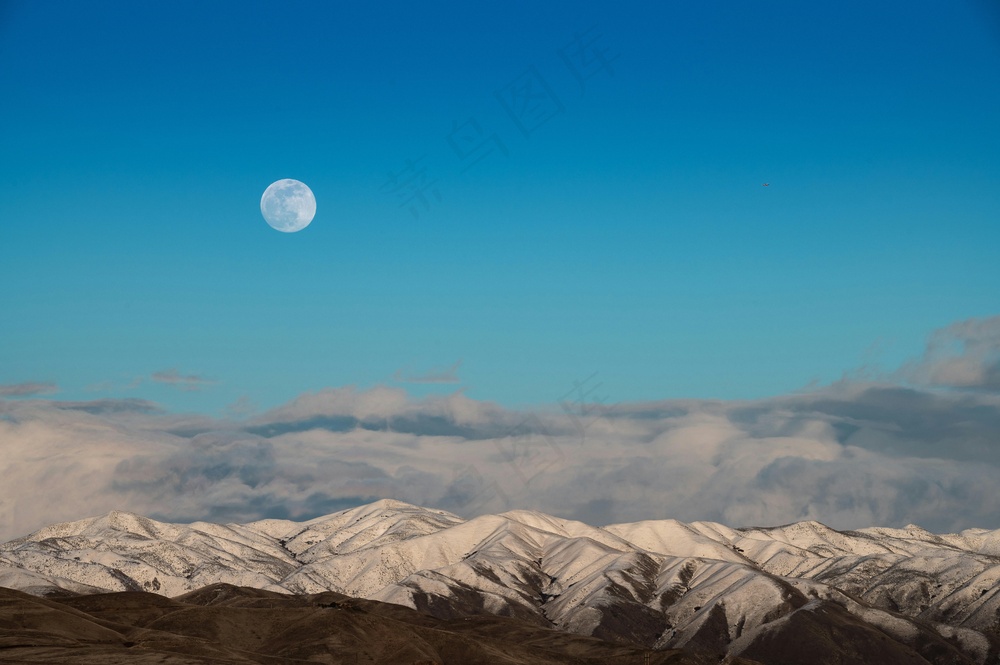 雪后明月映银装