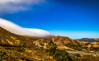 蓝天下的宁静山谷