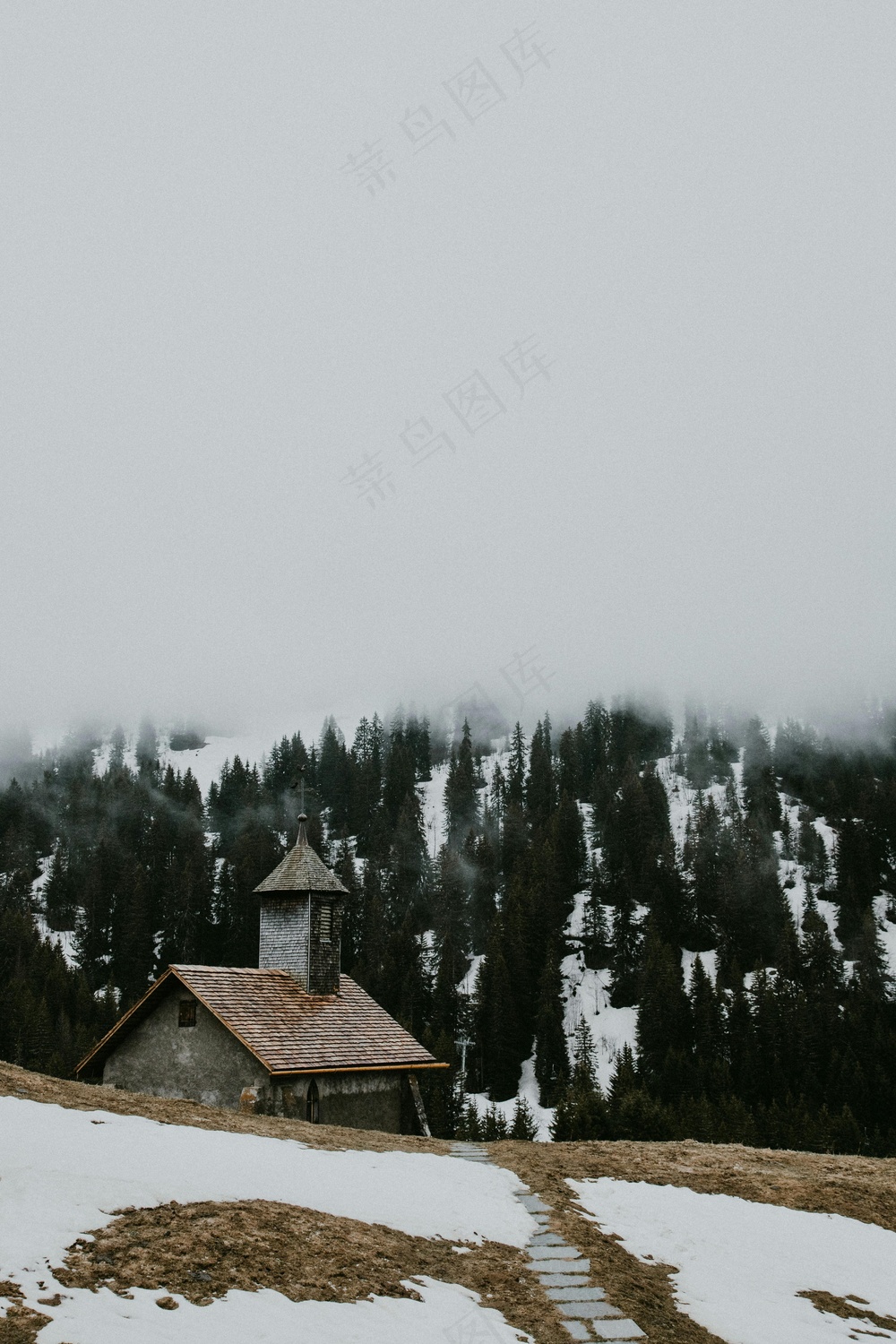 冬日里的宁静小教堂