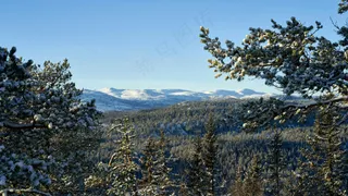 宁静山谷的秋日风光