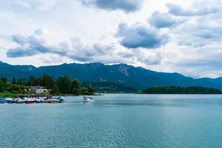 山青水秀的宁静湖畔