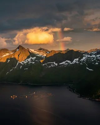雪山彩虹映碧波