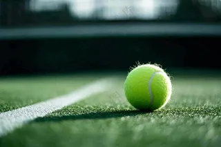 网球馆草地上的网球摄影图