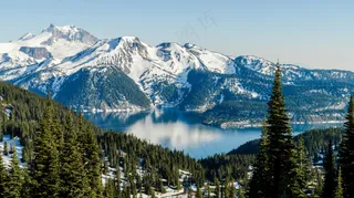 雄伟的山脉与翠绿森林