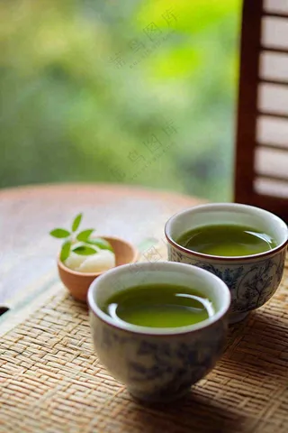 绿茶瓷器茶杯品茶摄影图