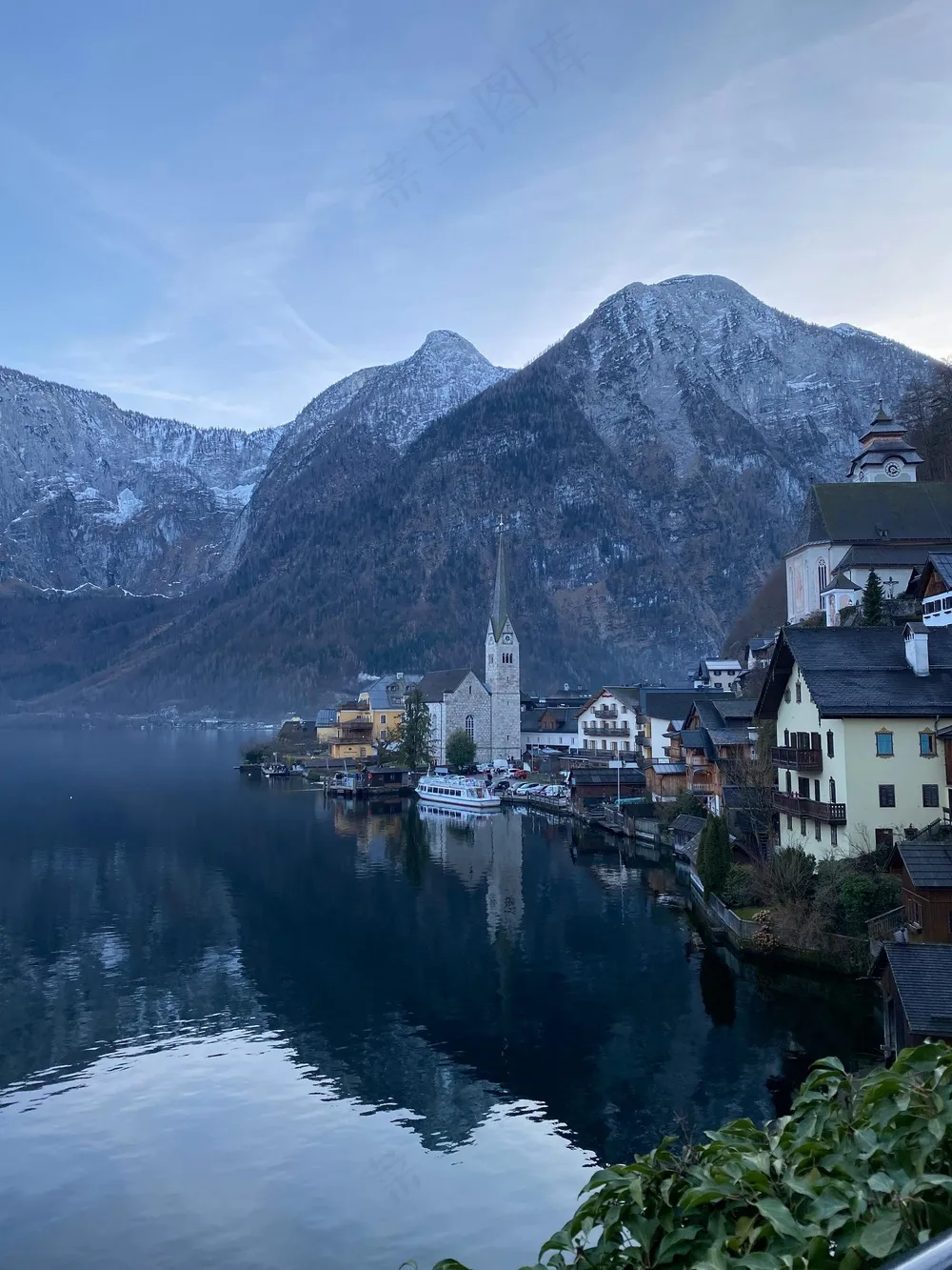 山间湖畔的宁静村庄