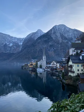 山间湖畔的宁静村庄