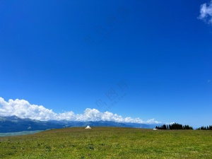 喀拉峻草原蓝天白云风景