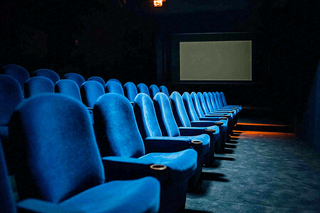 豪华电影院观影场景摄影图
