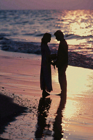 浪漫夕阳晚霞海边情侣情人节七夕摄影图