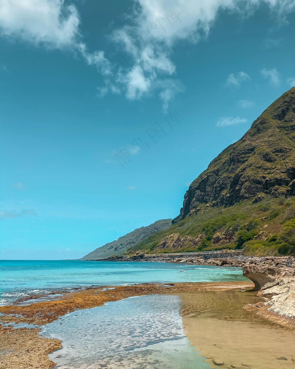 山间碧海蓝天下的宁静海滩