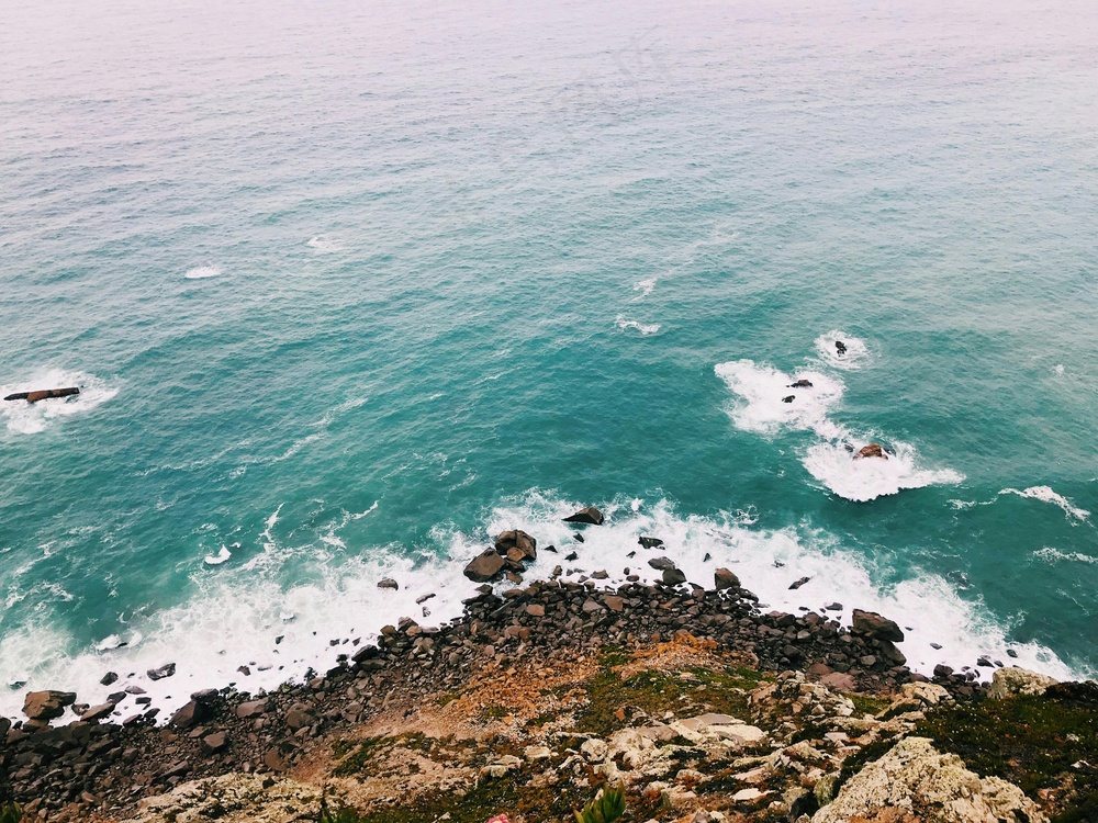 蔚蓝海岸线的宁静早晨