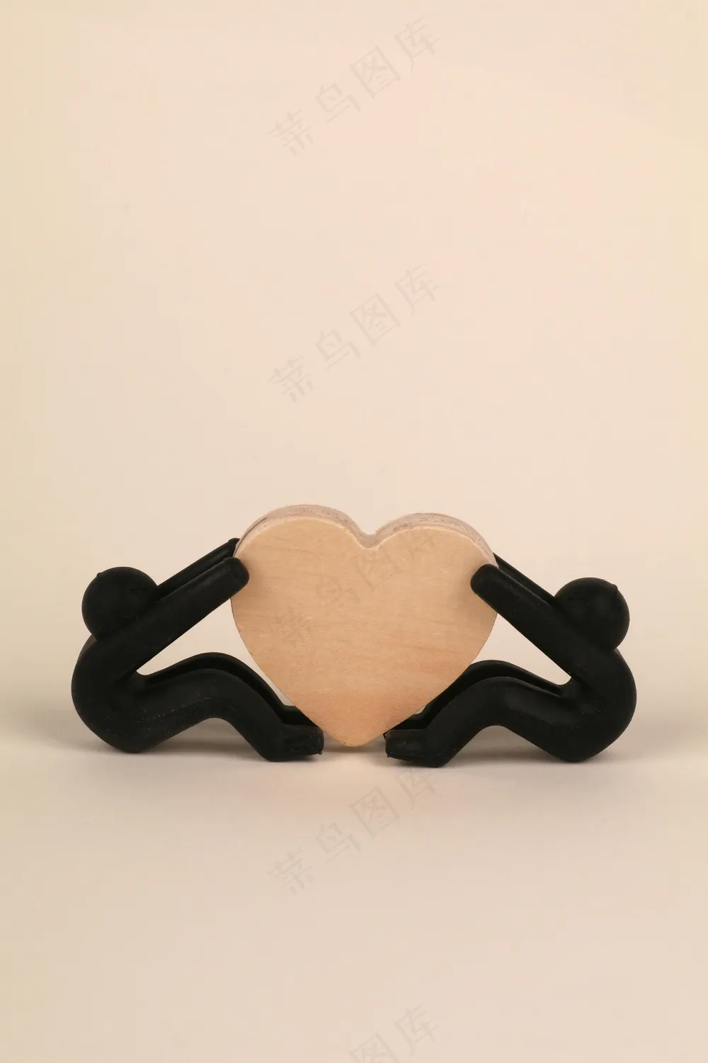 小人爱心 暖色背景下的两个小人