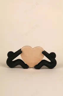 小人爱心 暖色背景下的两个小人