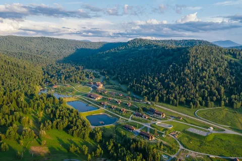 翠绿的山谷与蓝天相拥 翠绿的山谷与蓝天相拥