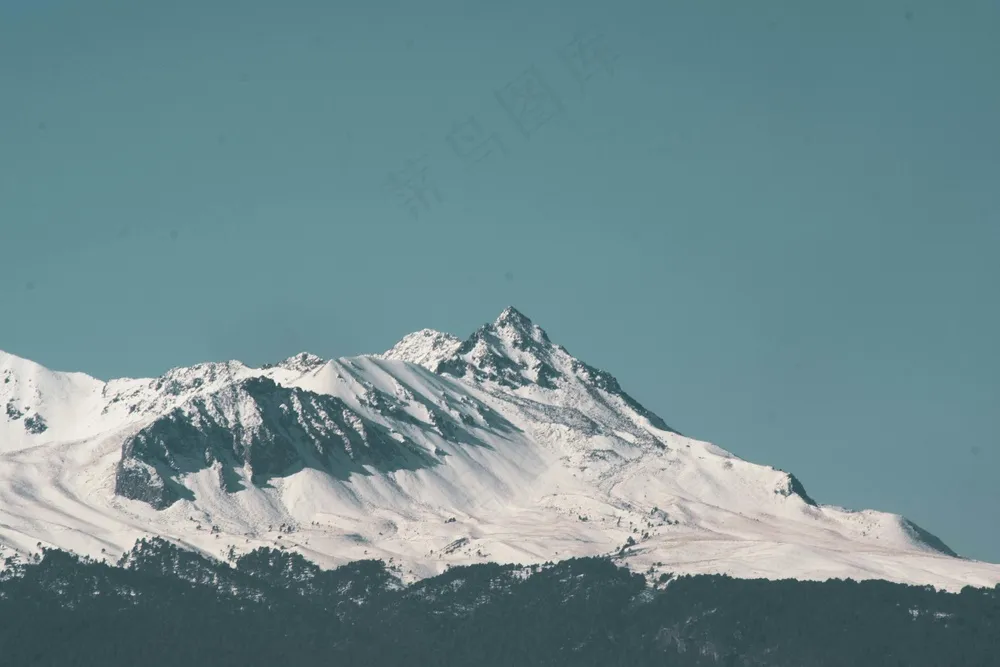 宁静海洋之上的壮丽冰山