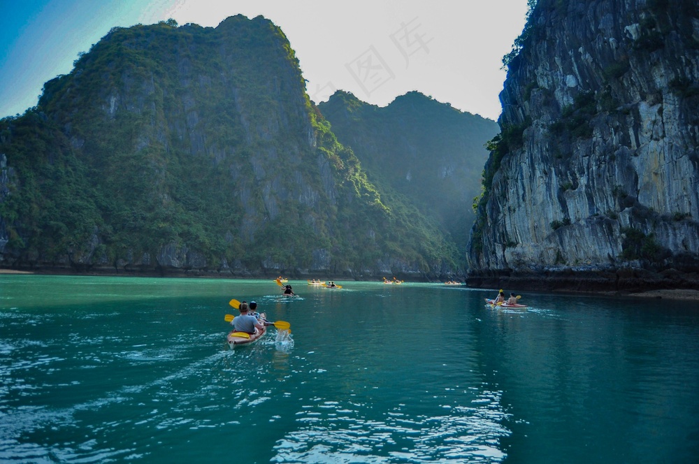 翠海孤舟，探索自然的宁静之旅