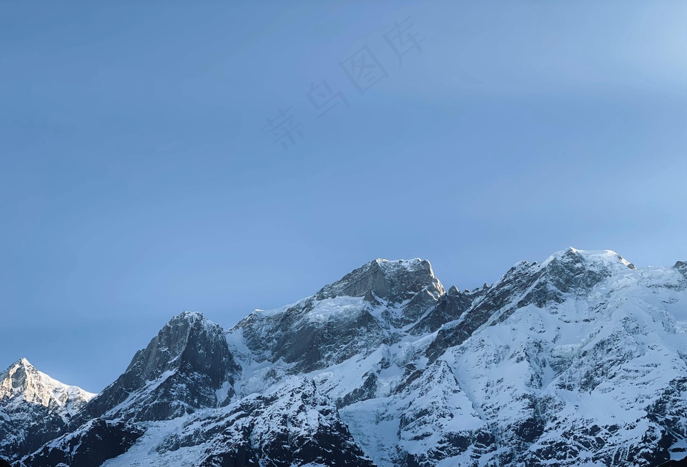 雪覆山巅，蓝天之下