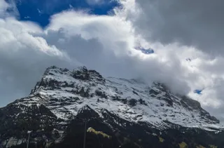 雪域云影：写实风格下的自然之美