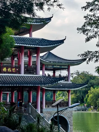 公园风雨桥湖水楼阁风景