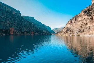 宁静湖畔的晨光