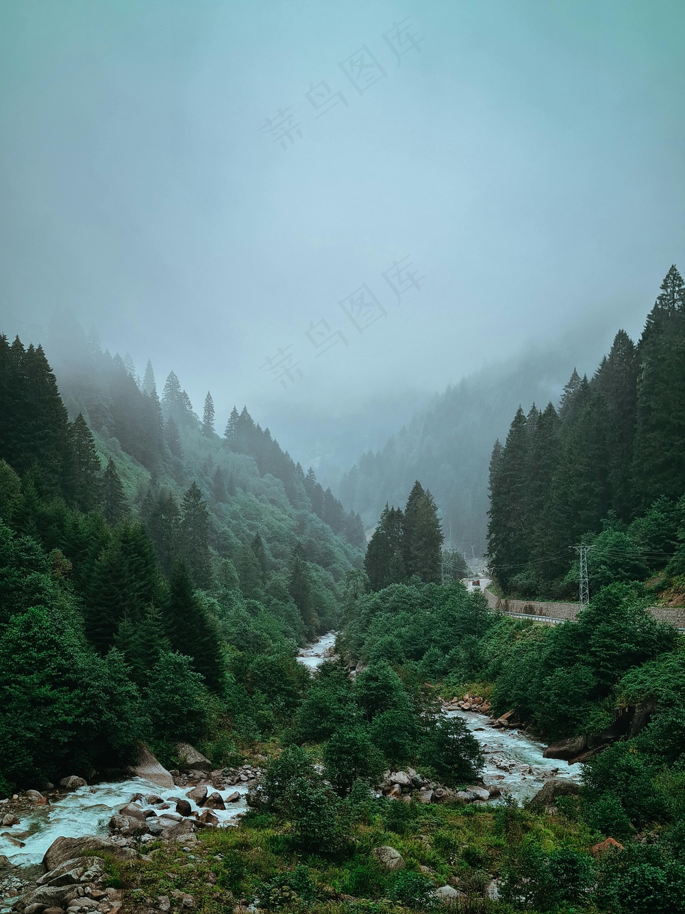 静谧山雾，蓝绿溪流