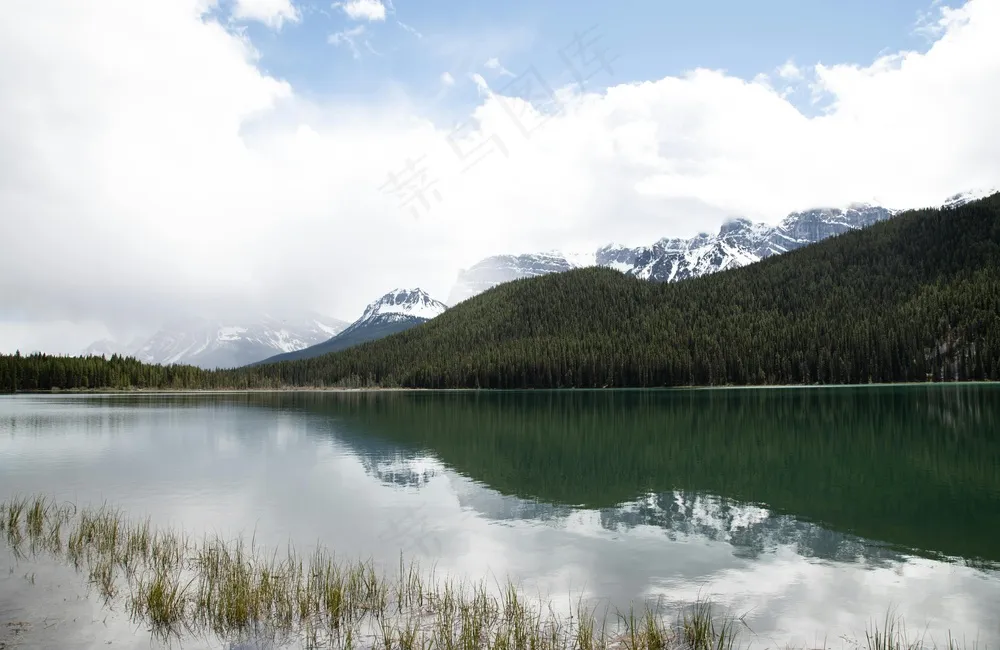 山间湖泊的宁静美景