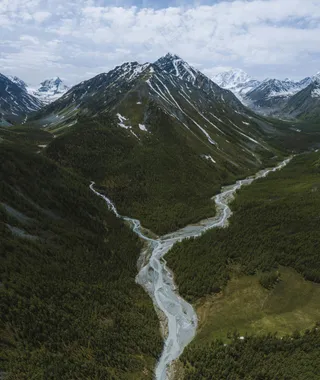 蜿蜒山谷中的宁静河流