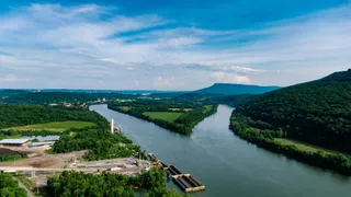 静谧蓝河：航拍自然与工业和谐画卷