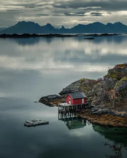 湖边小屋与远山倒影