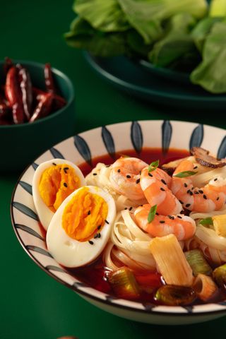 鸡蛋焖虾面暗调柔光纯色背景斜拍竖图海报灯箱招牌