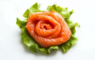 生鱼片三文鱼生菜食物摄影图