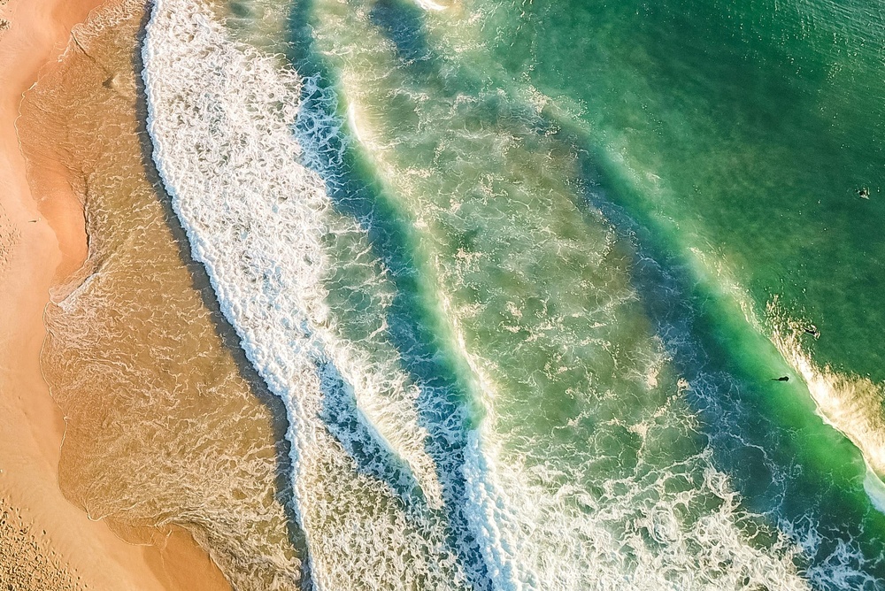 碧绿海水拥抱金色沙滩